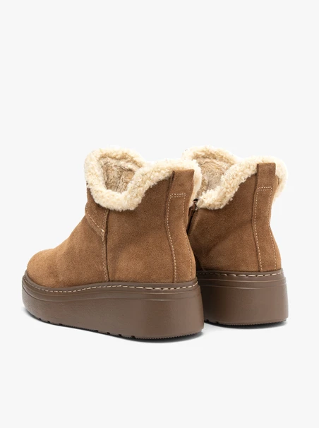 Rote Schneestiefel mit Fell auf einem dickeren Boden