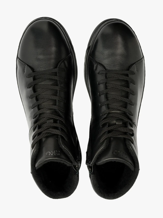 Schwarze Herrenstiefel mit leichter Sohle