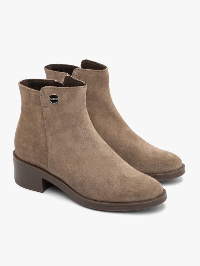 Graubeige isolierte Stiefel