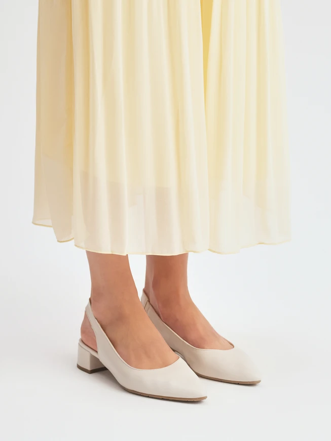 Cremefarbene Slingback-Pumps ohne Absatz