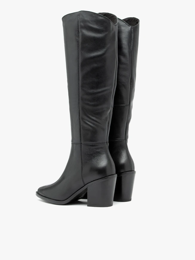 Schwarz genarbte Lederstiefel