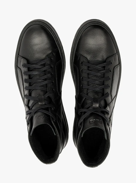 Schwarze Stiefel auf leichter Basis