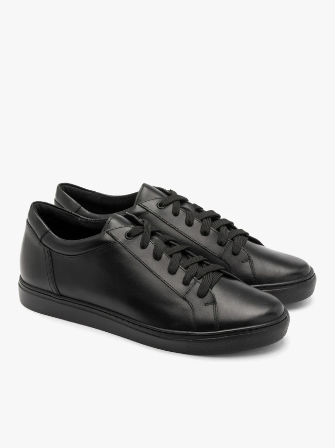 Schwarze Sporthalbschuhe mit leichter Sohle