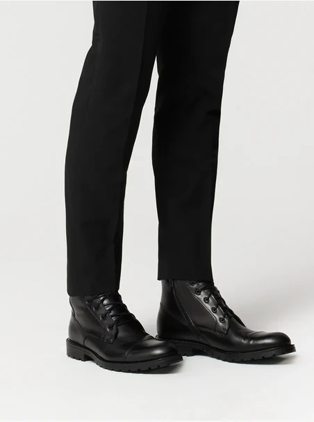Schwarze Stiefel mit Ziernähten