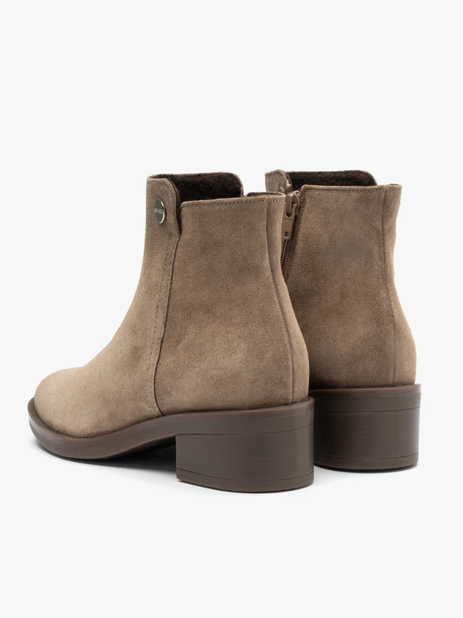 Graubeige isolierte Stiefel