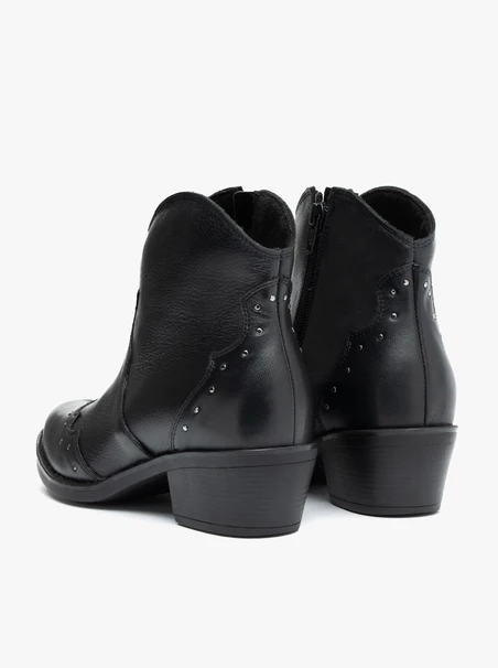 Schwarze kurze Cowboystiefel mit Nieten