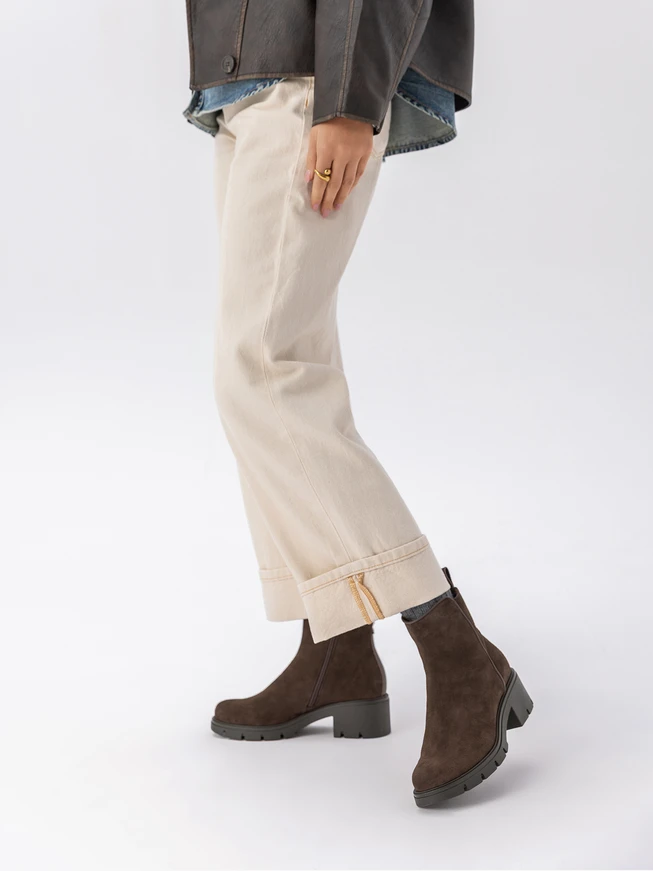 Dunkelbraune Stiefel mit dickerer Sohle