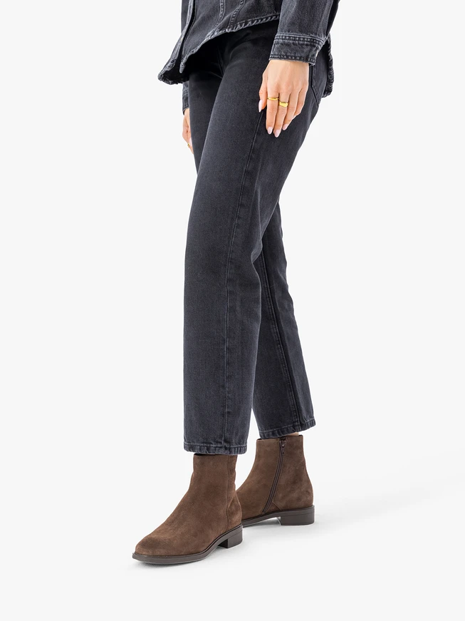 Dunkelbraune klassische Velourslederstiefel