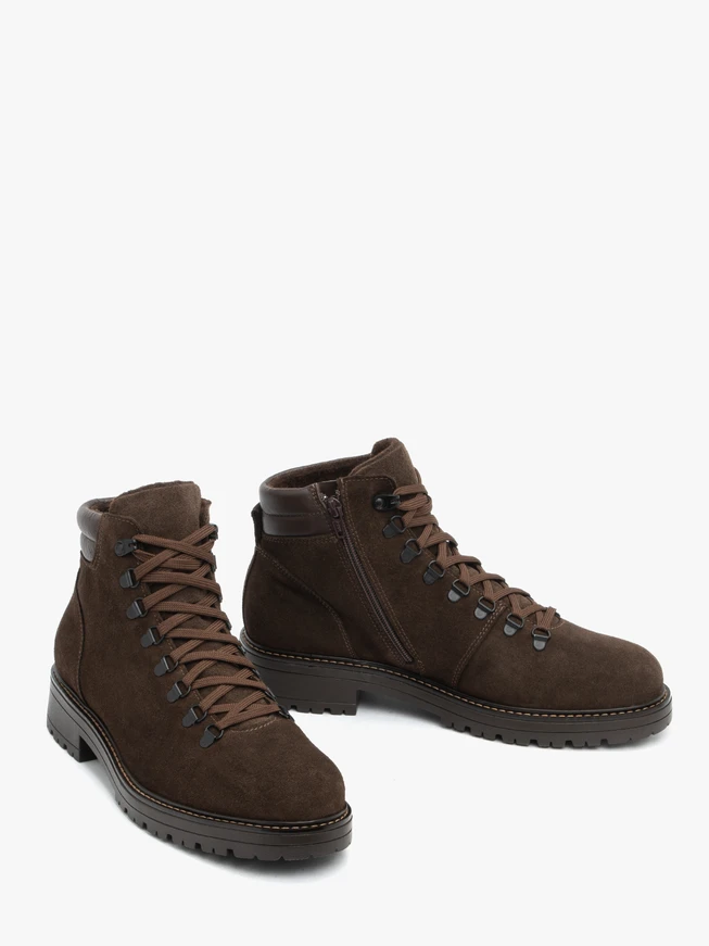 Dunkelbraune Stiefel aus Velours und genarbtem Leder