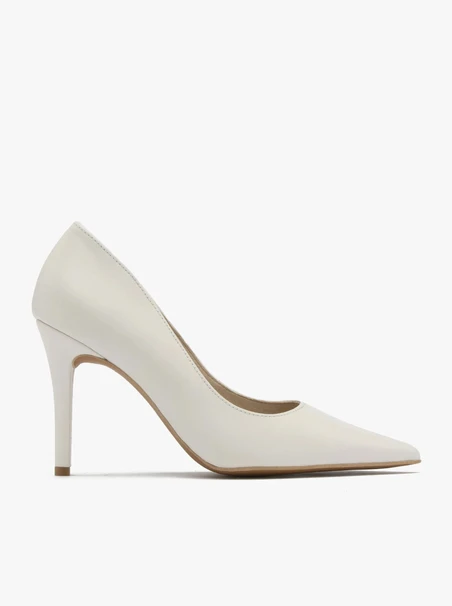 Cremefarbene hochhackige Pumps