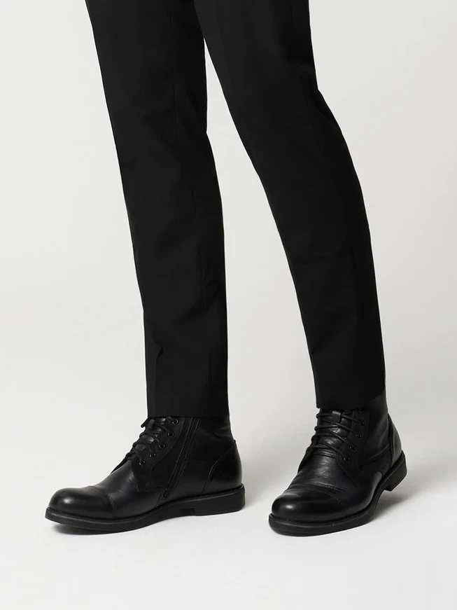 Schwarze Stiefel mit Ziernähten