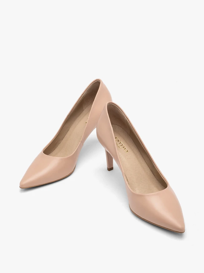 Klassische Pumps mit beigem Absatz