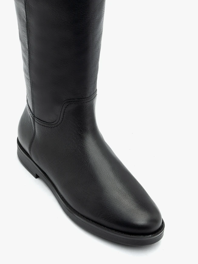 Schwarze flache Lederstiefel