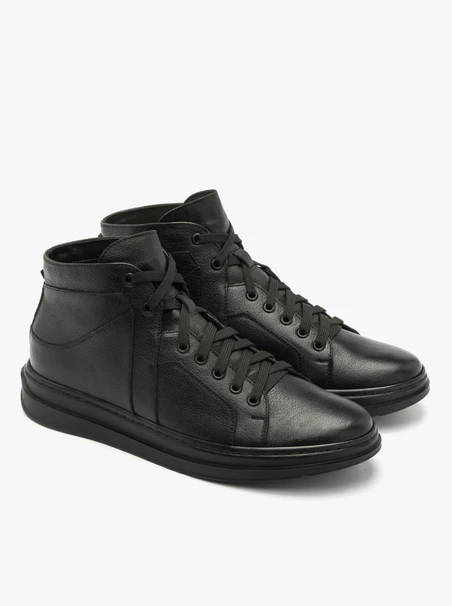 Schwarze Stiefel auf leichter Basis