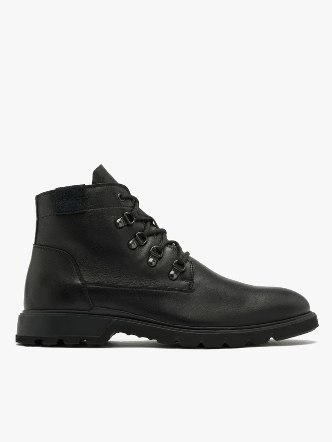 Schwarze Herrenstiefel mit leichter Sohle