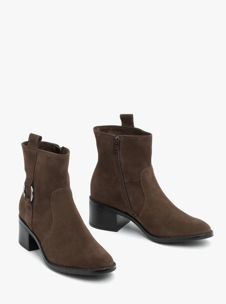Braune Riemchenstiefel