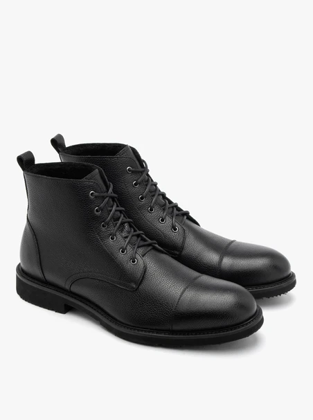 Schwarze Herrenstiefel mit leichter Sohle