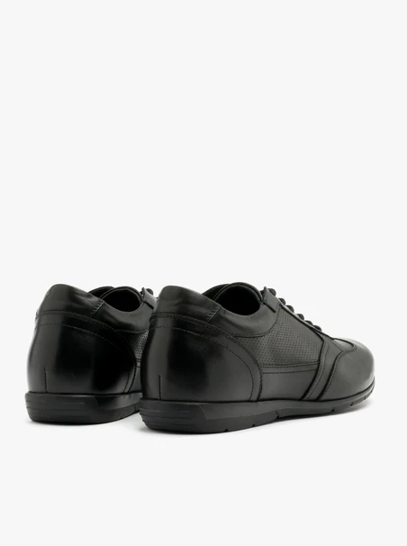 Schwarze Halbschuhe mit Perforationen auf dem Schaft