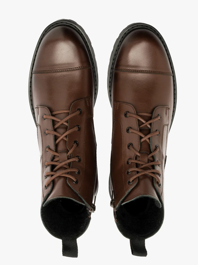 Dunkelbraune, mit Wolle isolierte Herrenstiefel