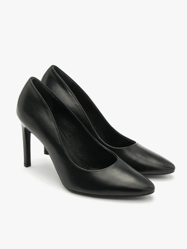 Schwarze hochhackige Pumps