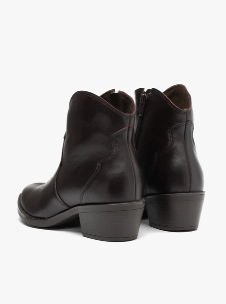 Kastanienbraune Cowboystiefel mit kurzen Absätzen