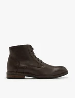 Dunkelbraune Stiefel mit Nähten auf dem Schaft