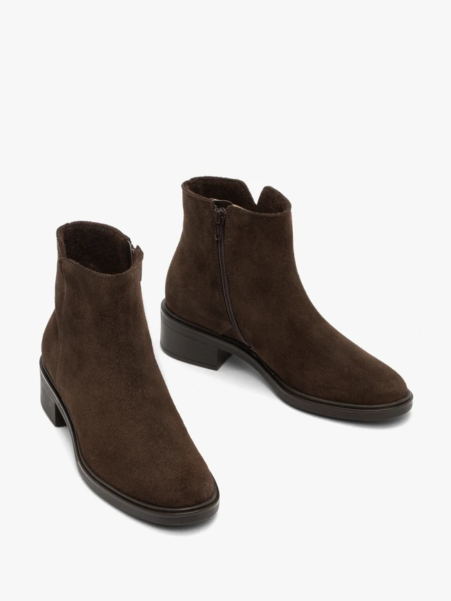 Dunkelbraune Stiefel mit Absatz aus Veloursleder