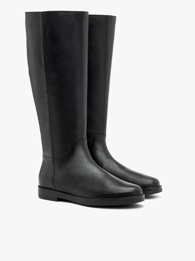 Schwarze flache Lederstiefel