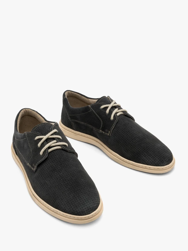 Graue Sportschuhe mit dekorativen Perforationen