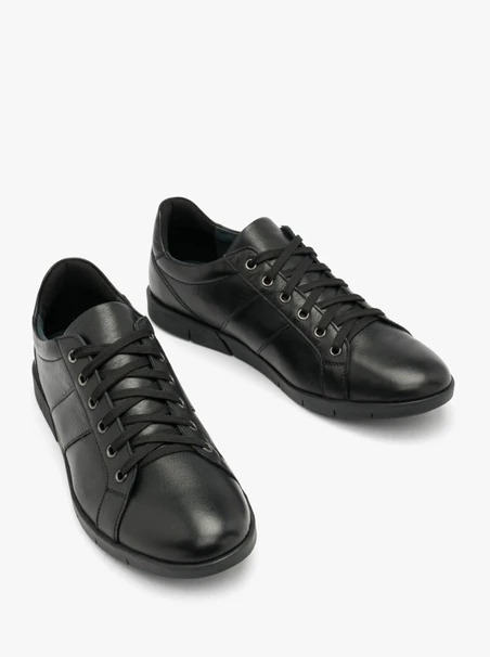 Schwarze halbe Sportschuhe