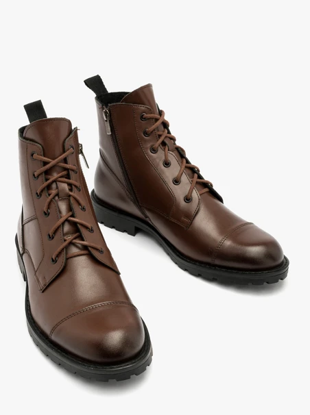 Dunkelbraune, mit Wolle isolierte Herrenstiefel