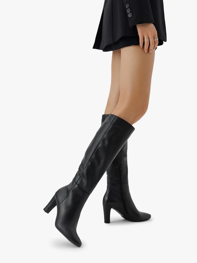Schwarze hochhackige Stiefel aus genarbtem Leder
