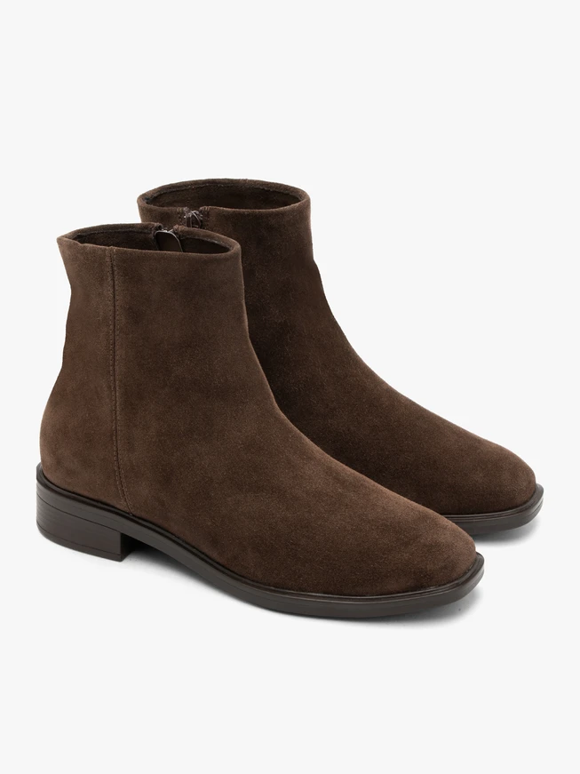 Dunkelbraune klassische Velourslederstiefel