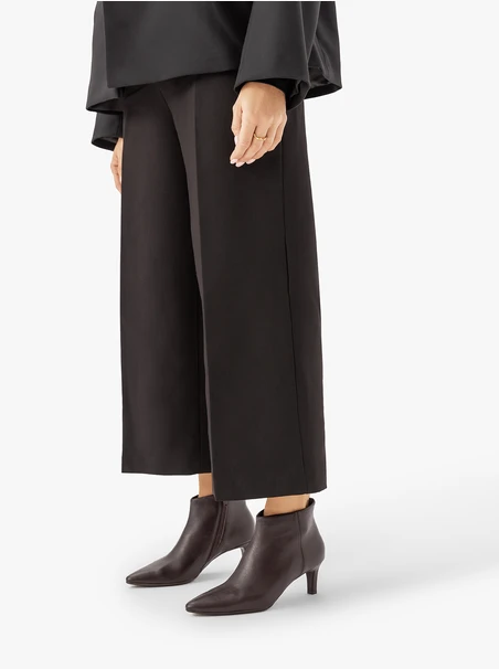 Kastanienbraune Stiletto-Stiefel