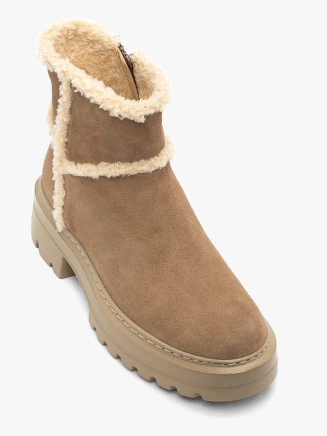Women’s beige fur snow boots