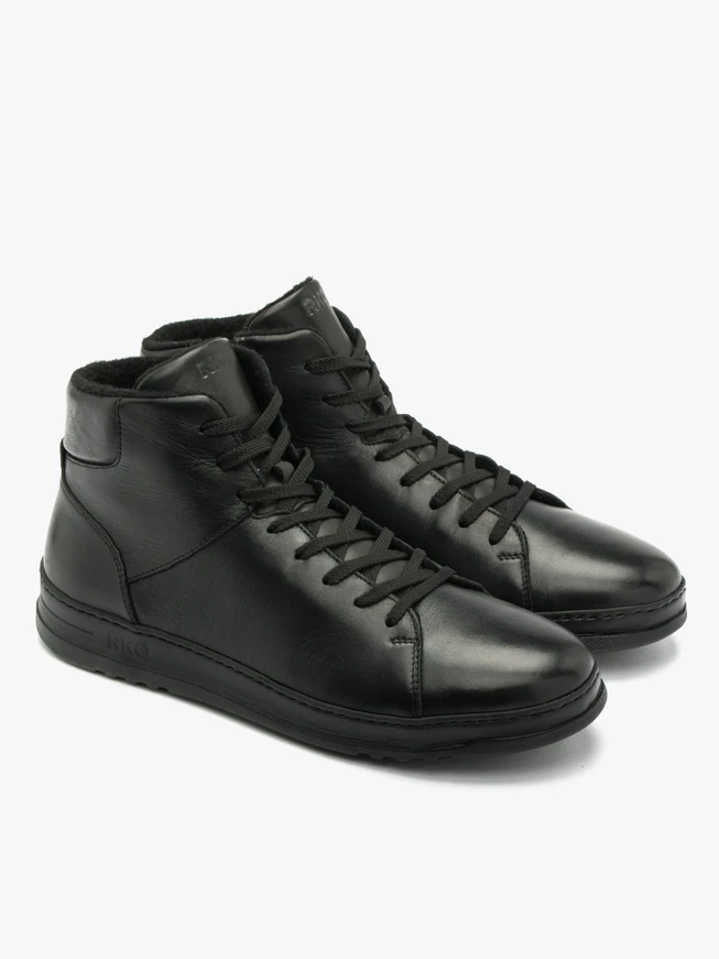 Schwarze Herrenstiefel mit leichter Sohle