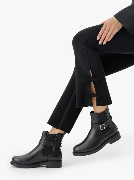 Schwarze Leder-Slingbacks mit Schnalle