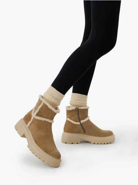Women’s beige fur snow boots