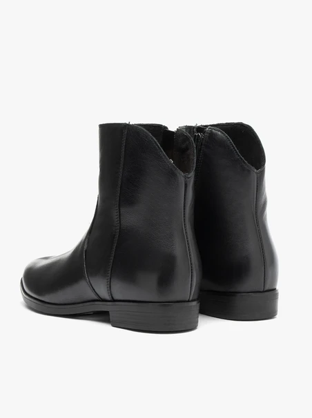 Schwarze kurze Cowboystiefel