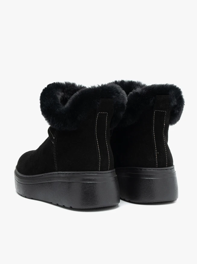 Schwarze Schneestiefel mit Fell