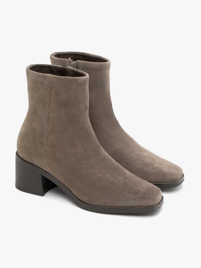 Stöckelschuhe aus grauem Veloursleder