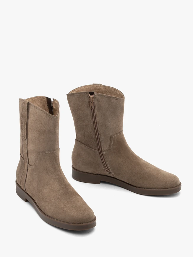 Hellbraune unbeheizte Velourslederstiefel