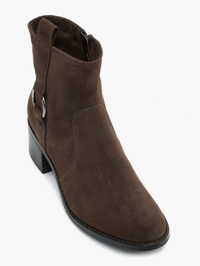 Braune Riemchenstiefel