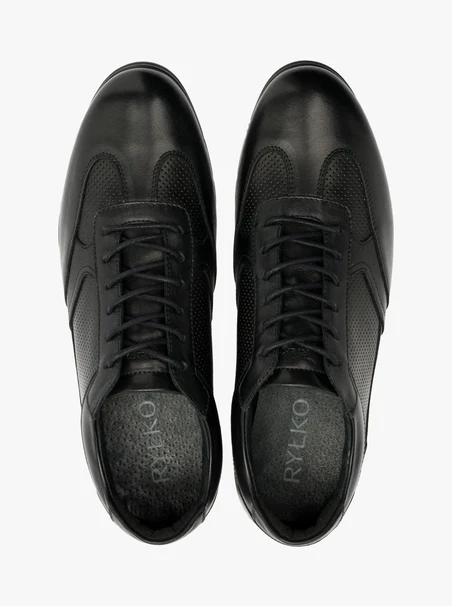 Schwarze Halbschuhe mit Perforationen auf dem Schaft