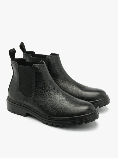 Black men’s Chelsea boots with lightweight sole