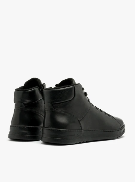 Black men’s boots with lightweight sole