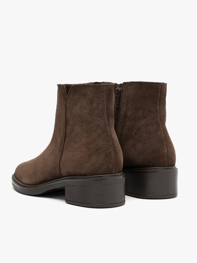 Dunkelbraune Stiefel mit Absatz aus Veloursleder