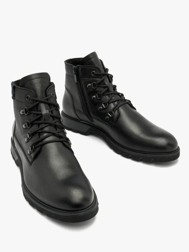 Schwarze Herrenstiefel mit leichter Sohle