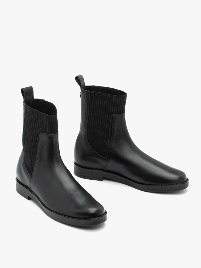 Black leather Chelsea boots