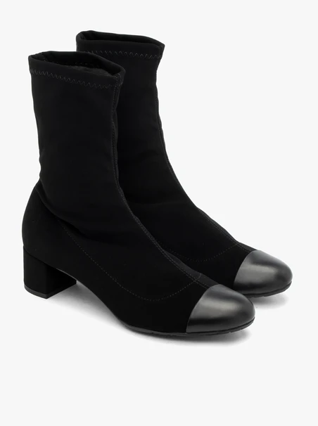Schwarze Stiefel mit lackierter Zehe
